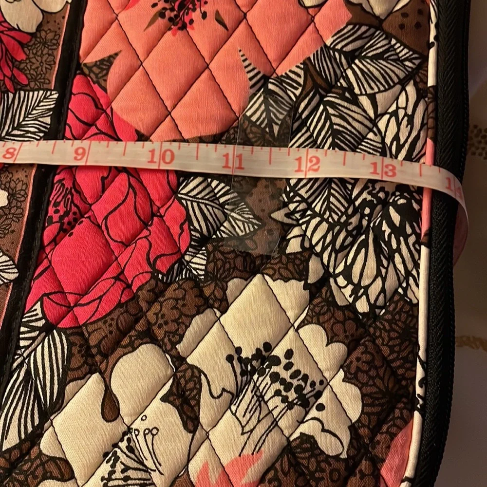 New without tags-Vera Bradley laptop bag. Pin flower pattern